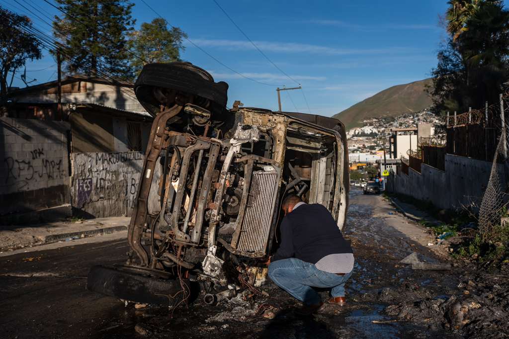 Camión recolector de basura termina incendiado tras volcarse en Jardines de La Mesa