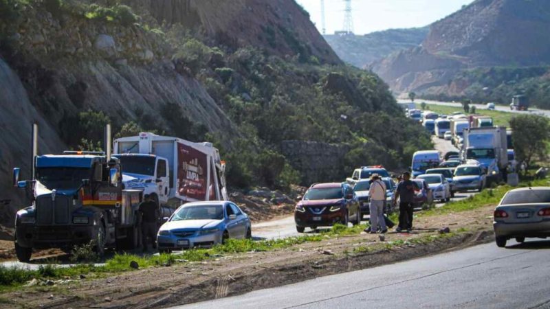 Vuelca camión recolector de basura del Ayuntamiento de Tijuana en el bulevar 2000