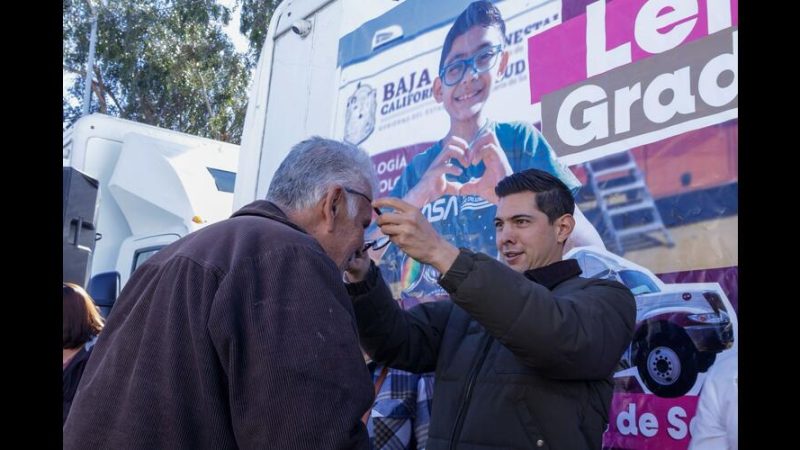 Alcalde Román Cota entrega lentes graduados y acerca servicios médicos a La Rumorosa
