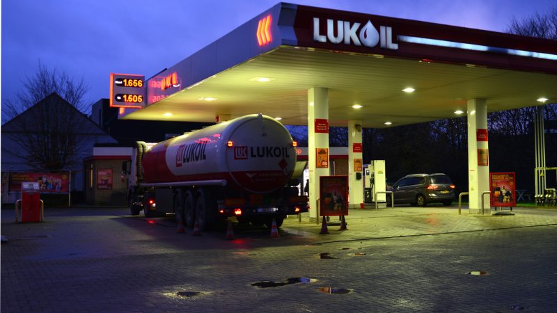Carlos Slim saca la cartera y Grupo Carso compra una subsidiaria de Lukoil, la petrolera rusa con campos en Campeche