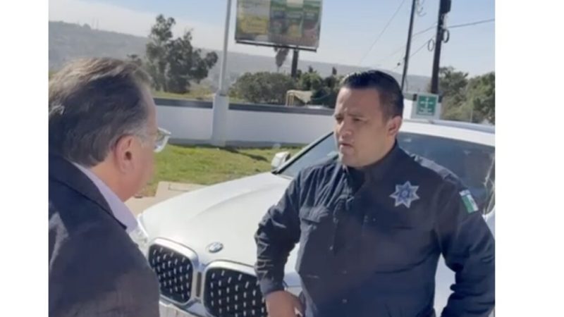 El colmo un policía municipal detiene al CP. Héctor Riveros tras intentar frustrar un presunto acto de extorsión policial en Tijuana