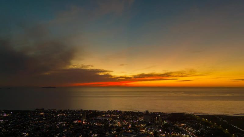 Colorido atardecer de febrero en Playas de Tijuana