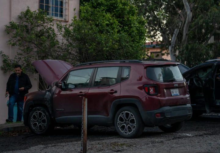 Incendian tres vehículos en Residencial Agua Caliente