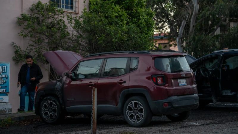 Incendian tres vehículos en Residencial Agua Caliente