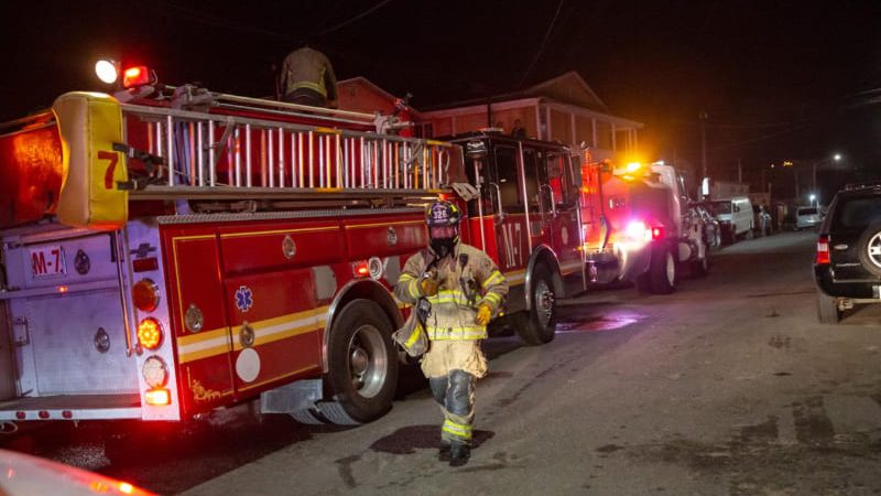 Incendio en cochera moviliza a bomberos en El Soler; cuatrimoto quedó en pérdida total
