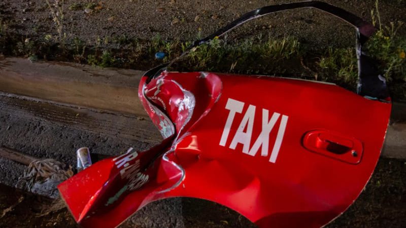 Rescatan a taxista tras caer a un barranco en el Libramiento Sur