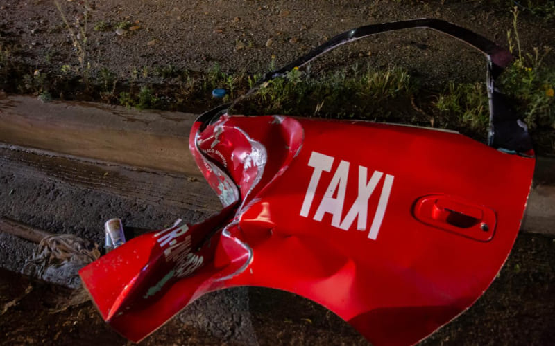 Rescatan a taxista tras caer a un barranco en el Libramiento Sur