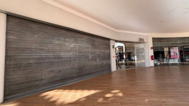 Tiendas en Plaza Península cierran sus puertas