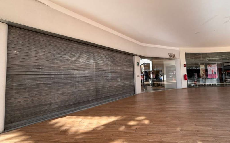 Tiendas en Plaza Península cierran sus puertas