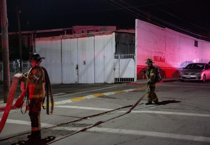Incendio consume cuarto de madera en Cañón Palmeras