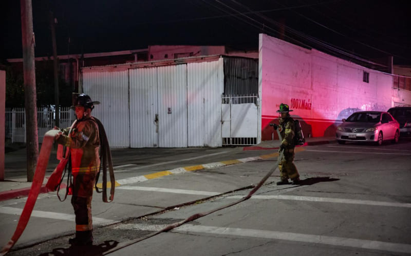 Incendio consume cuarto de madera en Cañón Palmeras