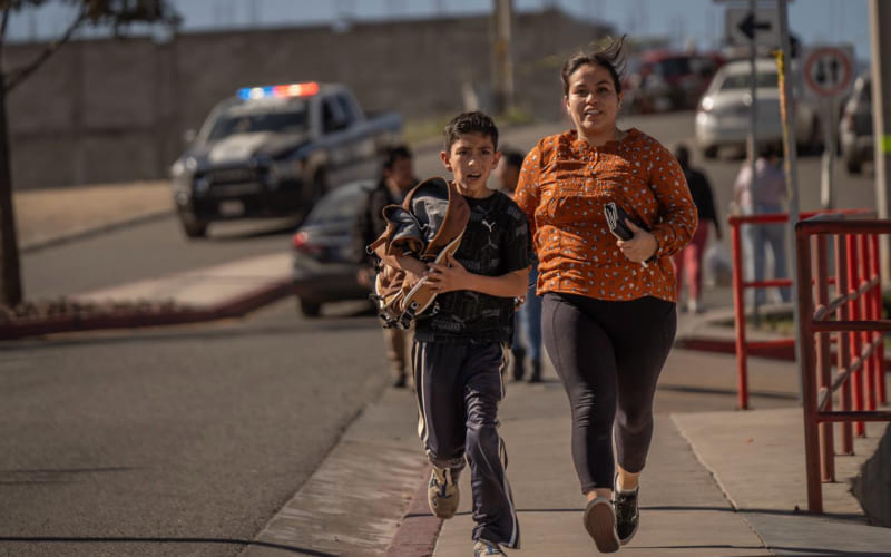 Explosión de ducto de Pemex en Playas de Rosarito provoca fuerte incendio y evacuación en Villas de Costa Rica