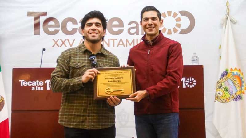 Gobierno de Tecate entrega las llaves de la ciudad al beisbolista Leo Heras