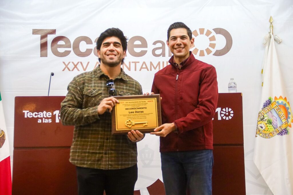 Gobierno de Tecate entrega las llaves de la ciudad al beisbolista Leo Heras