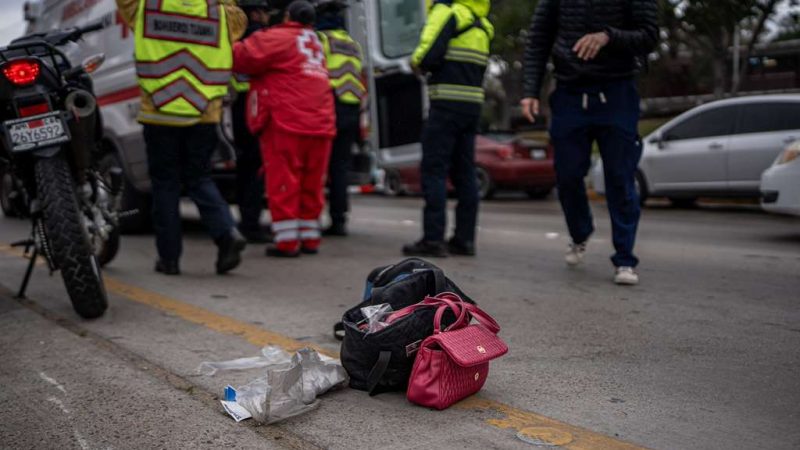 Motociclista no logra esquivar a peatón y la atropella en zona río