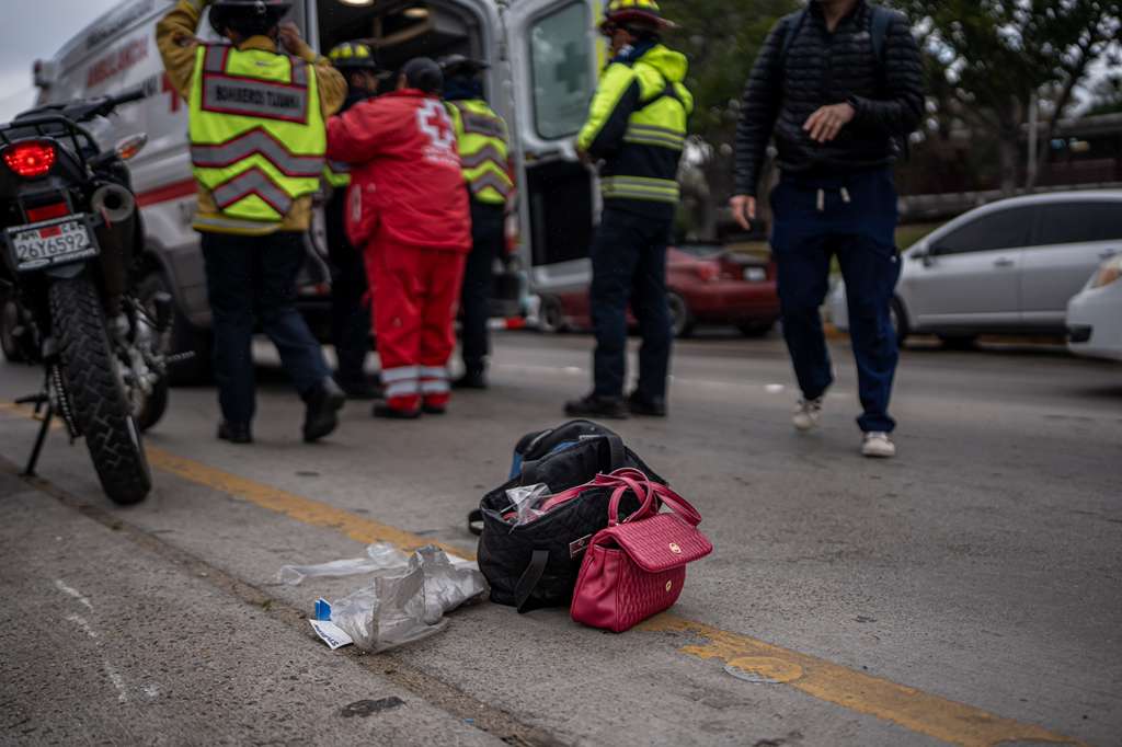 Motociclista no logra esquivar a peatón y la atropella en zona río