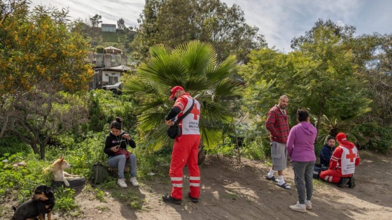 Uber queda al borde de un desarenador tras choque en la colonia Chihuahua