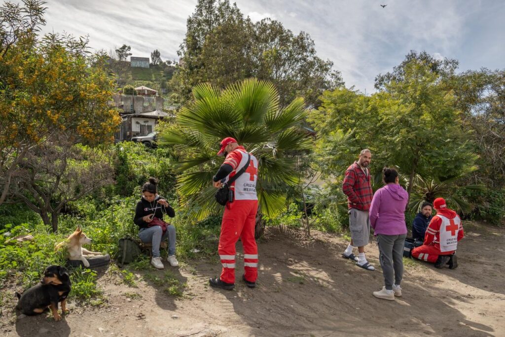 Uber queda al borde de un desarenador tras choque en la colonia Chihuahua