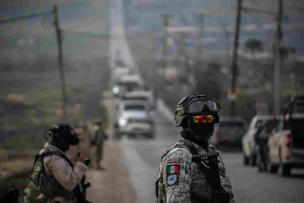 Hallan a tres hombres sin vida dentro de vehículo en la colonia El Roble