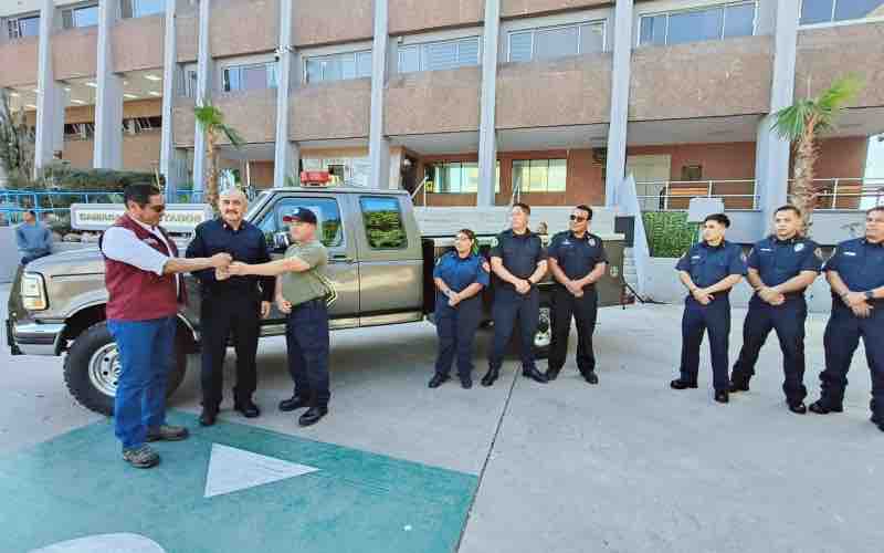 Entrega Diputado Molina unidad todo terreno de rescate a bomberos forestales de Mexicali