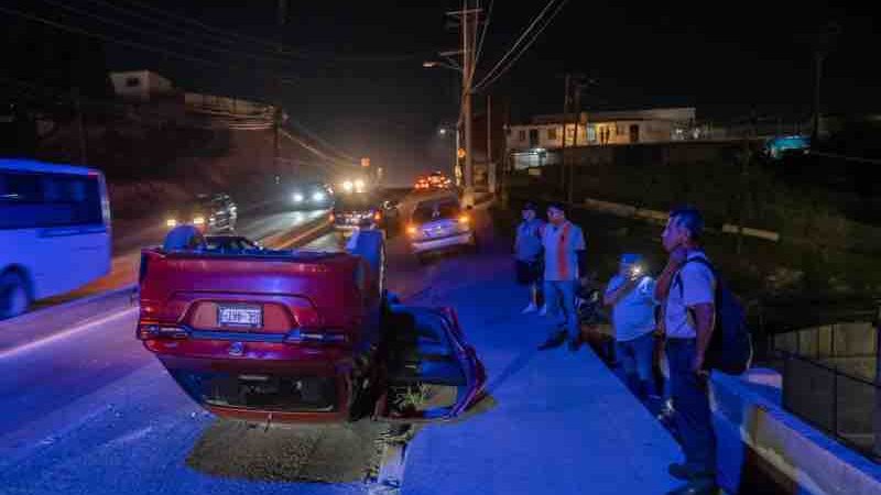 Vuelca vehículo sobre el bulevar Cucapáh; conductor resulta herido