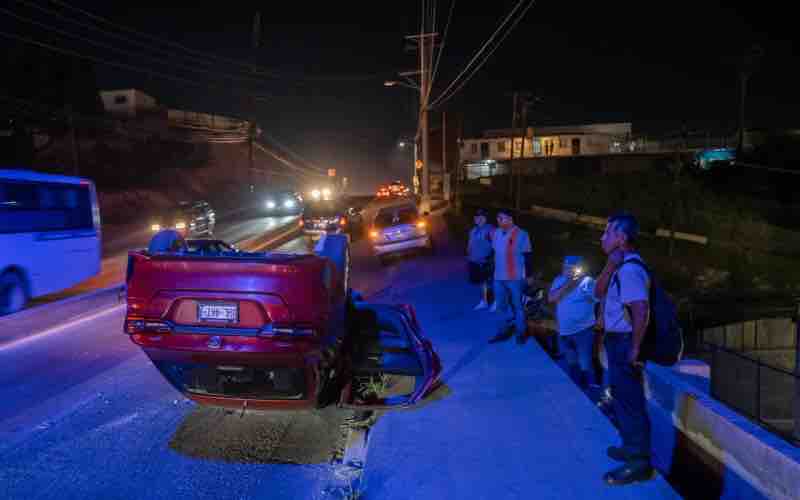 Vuelca vehículo sobre el bulevar Cucapáh; conductor resulta herido