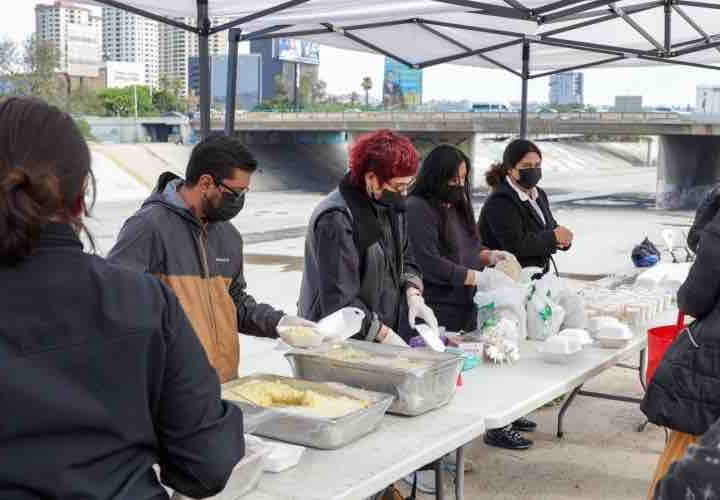 Impulsa Secretaría de Inclusión Social campaña «Apachar la Calle» con más de 2 mil 300 platos de alimento entregados en Tijuana
