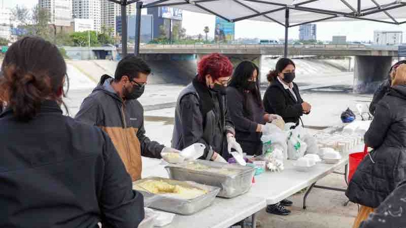 Impulsa Secretaría de Inclusión Social campaña «Apachar la Calle» con más de 2 mil 300 platos de alimento entregados en Tijuana
