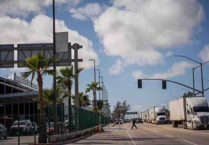 Caída del sistema aduanal provoca filas kilométricas de tractocamiones en Otay