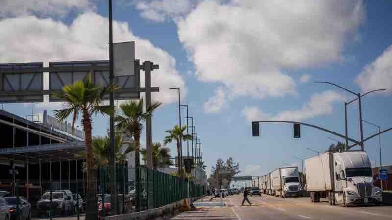 Caída del sistema aduanal provoca filas kilométricas de tractocamiones en Otay