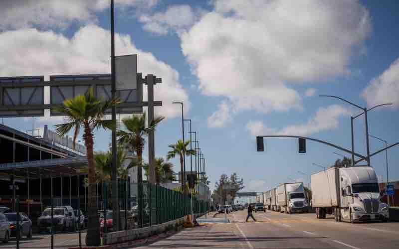 Caída del sistema aduanal provoca filas kilométricas de tractocamiones en Otay