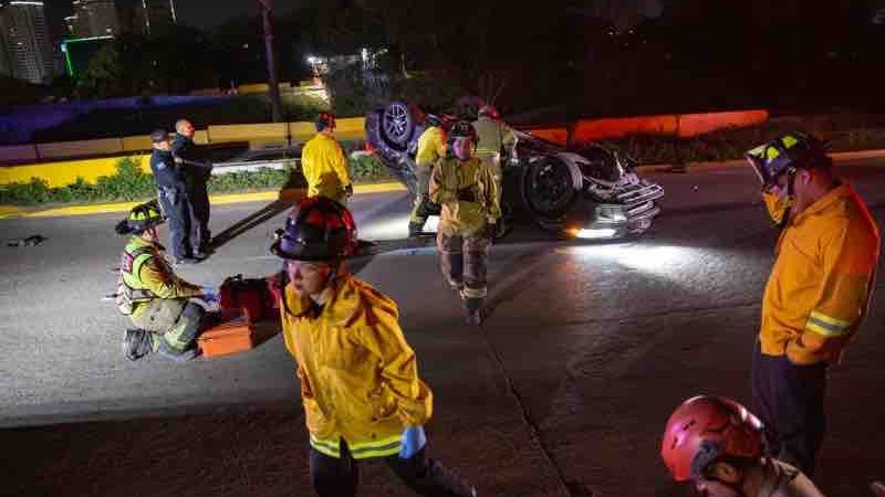 Hombre queda atrapado tras volcadura en Zona Río
