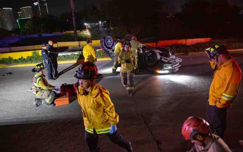 Hombre queda atrapado tras volcadura en Zona Río