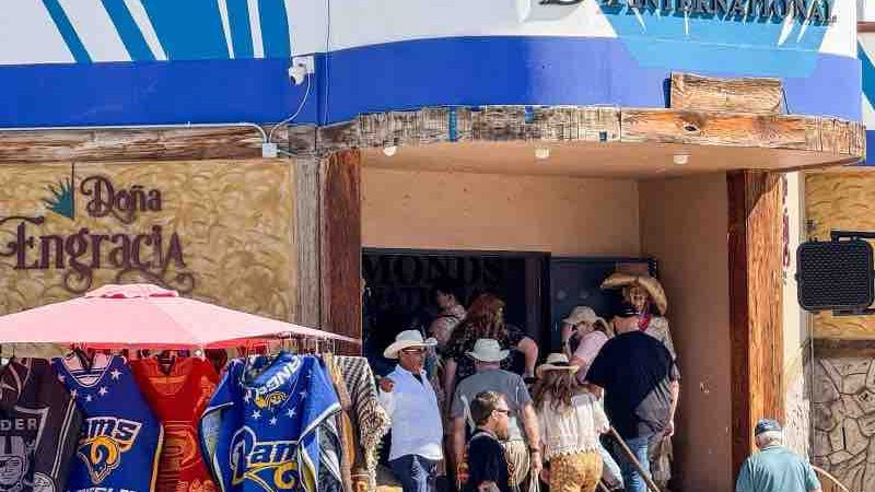 «En la mañana estábamos un poco tristes por lo que está pasando, pero el turismo sigue»: trabajador del puerto de Ensenada