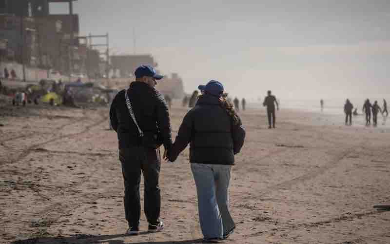 Cientos de personas aprovechan día de asueto en Playas de Tijuana
