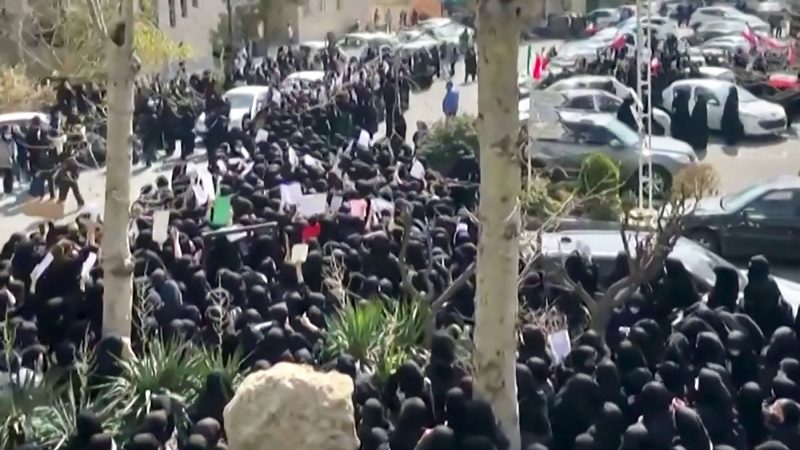 Los estudiantes reviven las protestas en Irán, en medio de las amenazas de Estados Unidos