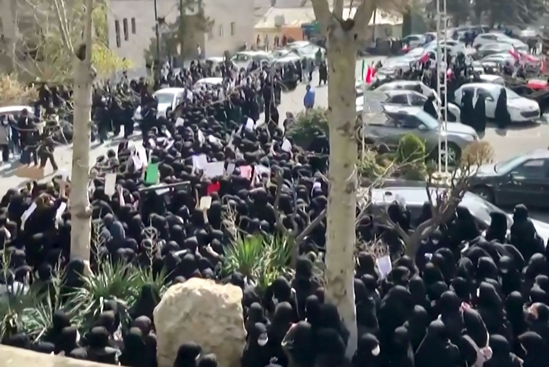 Los estudiantes reviven las protestas en Irán, en medio de las amenazas de Estados Unidos