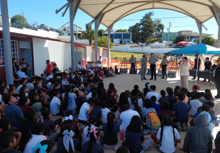 Guardia Nacional alerta a estudiantes de Baja California sobre riesgos en videojuegos y redes sociales