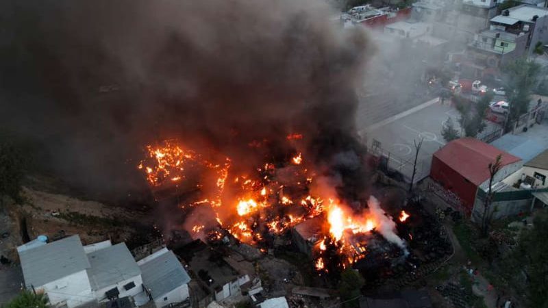 #ÚltimaHora | Incendio consume al menos cinco viviendas en la colonia Leandro Valle