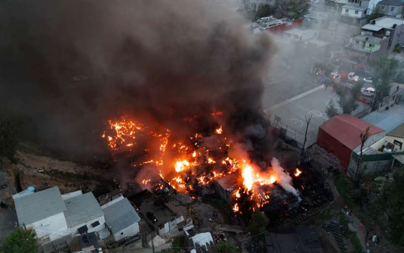 #ÚltimaHora | Incendio consume al menos cinco viviendas en la colonia Leandro Valle