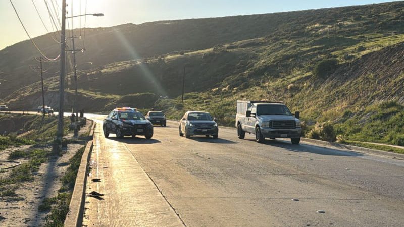Volcadura en rampa de la Central Camionera sobre bulevar Lázaro Cárdenas; unidad fue abandonada