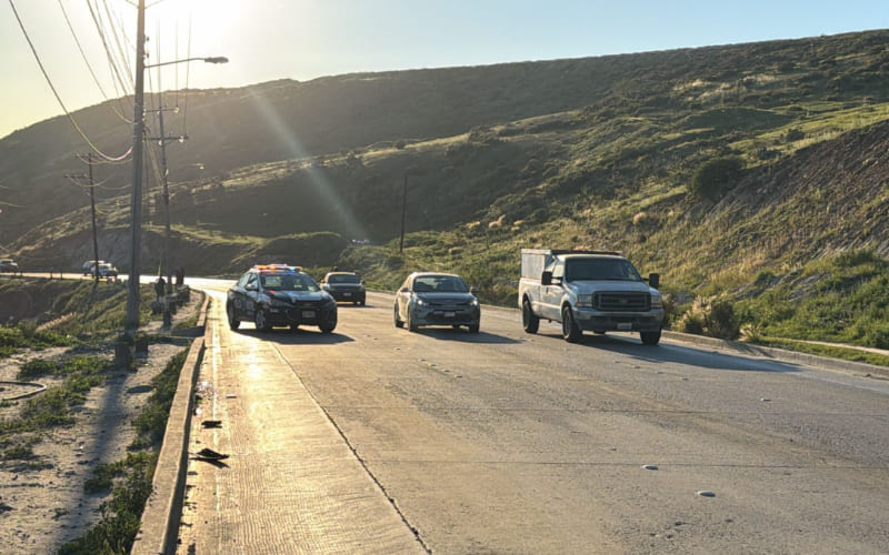 Volcadura en rampa de la Central Camionera sobre bulevar Lázaro Cárdenas; unidad fue abandonada