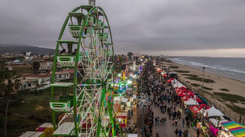 Familias disfrutaron el primer desfile de luces del Carnaval de Ensenada 2026