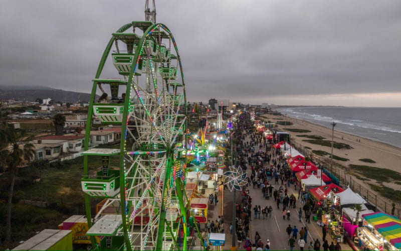 Familias disfrutaron el primer desfile de luces del Carnaval de Ensenada 2026