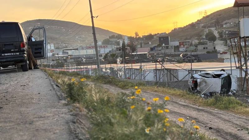 Volcadura en carretera libre Tijuana–Tecate deja dos personas sin vida