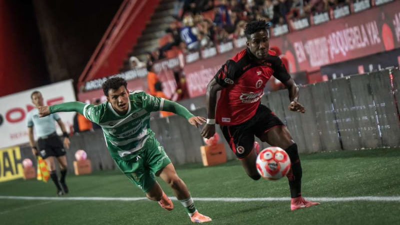 Santos Laguna vence 2-1 a Xolos en el Estadio Caliente