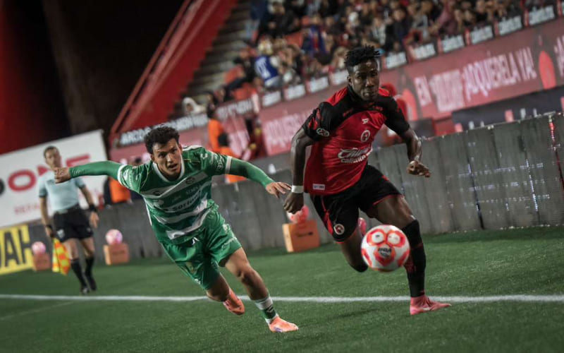 Santos Laguna vence 2-1 a Xolos en el Estadio Caliente