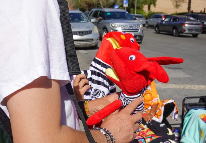 Artículos inspirados en 31 Minutos se venden frente al CECUT durante la exposición