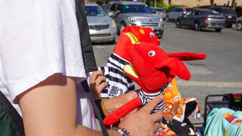 Artículos inspirados en 31 Minutos se venden frente al CECUT durante la exposición