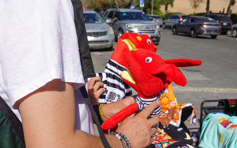 Artículos inspirados en 31 Minutos se venden frente al CECUT durante la exposición